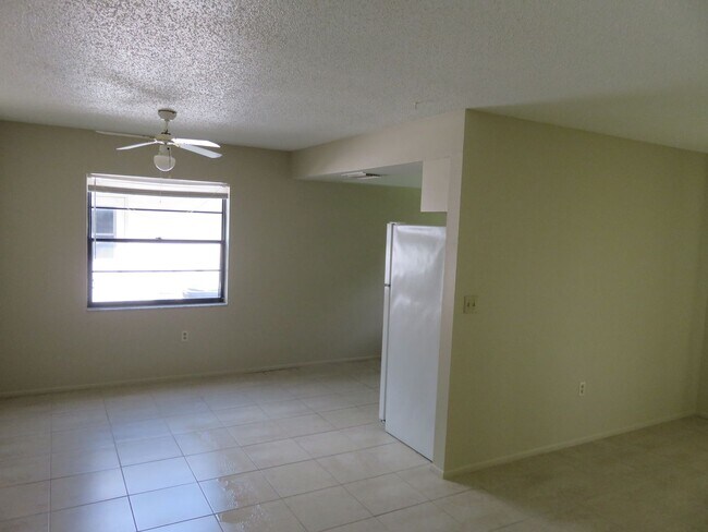 Building Photo - Open and bright 2/2 with garage