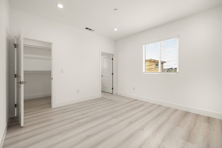 Building Photo - 917 N Beaudry Ave