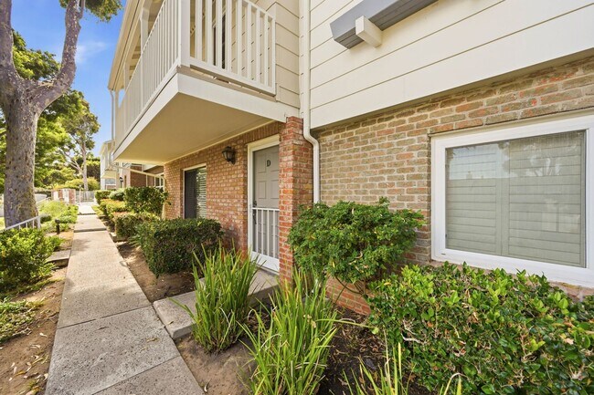 Building Photo - Remodeled 3bd/2.5bath steps from beaches, Racetrack, and Cedros Design district