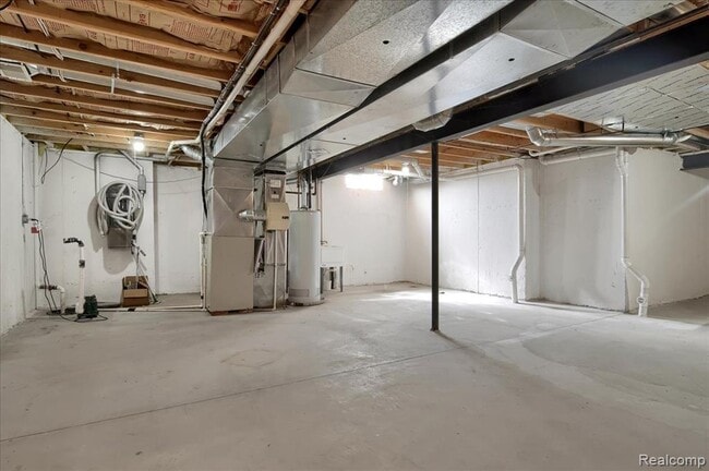 Building Photo - 2565 River Woods Dr N