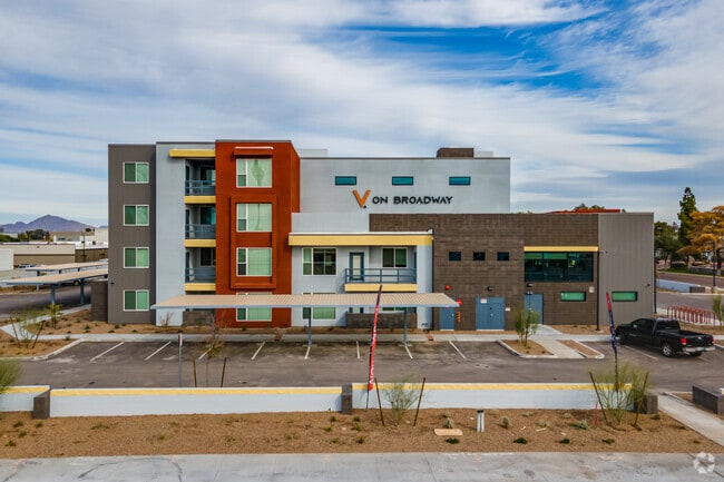 Building Photo - V on Broadway