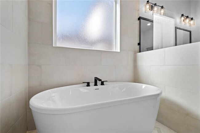 Building Photo - 1821 Lotus Rd