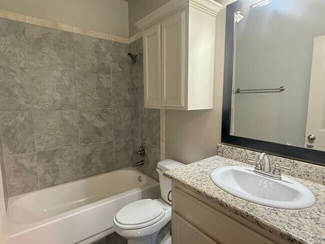 Building Photo - Beautiful 3 Bed 2 Bath Duplex in Surrey Hills!!