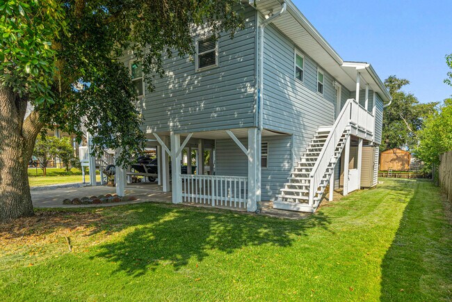 Building Photo - 806 Deer Dr