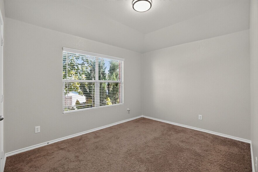 Building Photo - 633 River Rock Rd