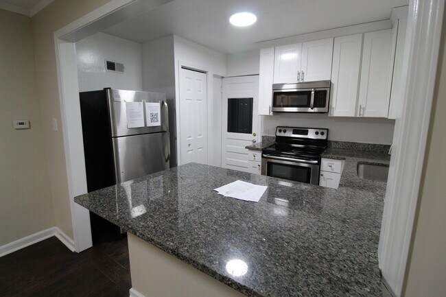 Building Photo - August FREE On This 2 Bedroom 1 Bath Home ...