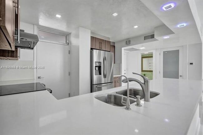 Building Photo - 6450 Collins Ave