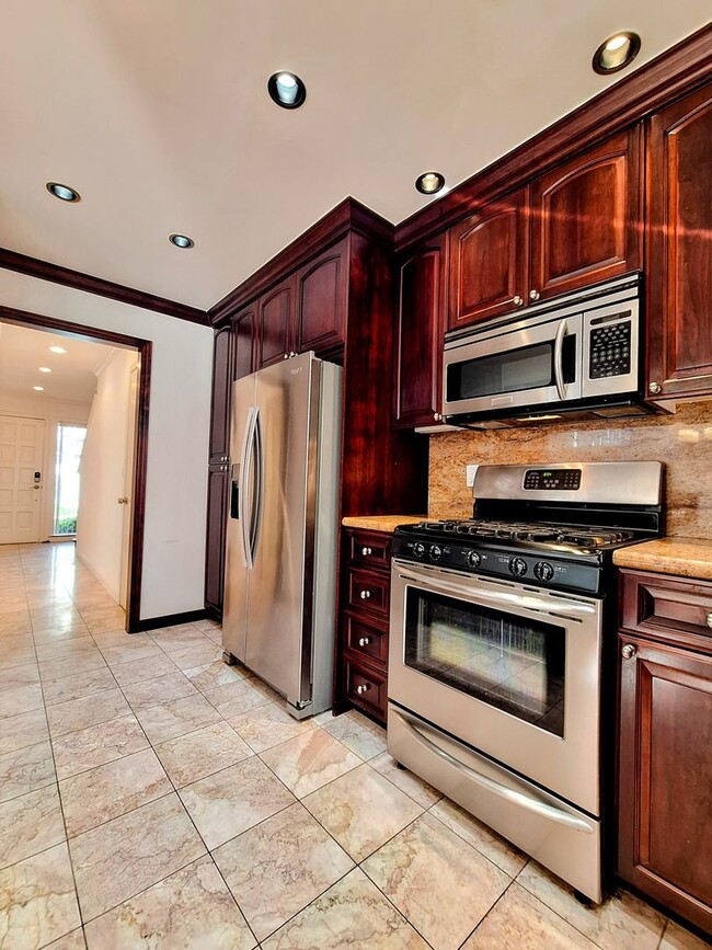 Building Photo - Beautiful 2bd Townhouse With Attached Garage, Private Patio, Pool/Hot Tub, & Clubhouse!
