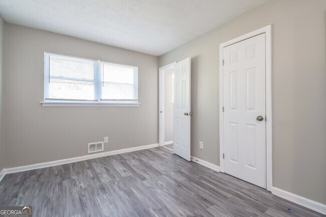 Building Photo - 955 King James Dr