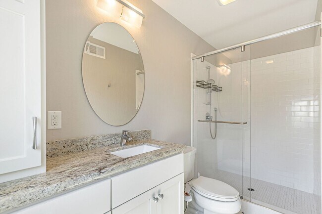 Building Photo - Remodeled 6-Bedroom House