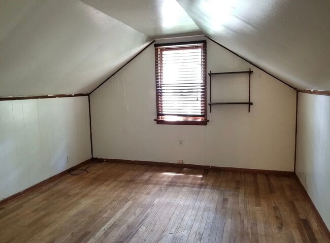 Building Photo - 4BR 2BA - Walk to campus!  Available Augus...