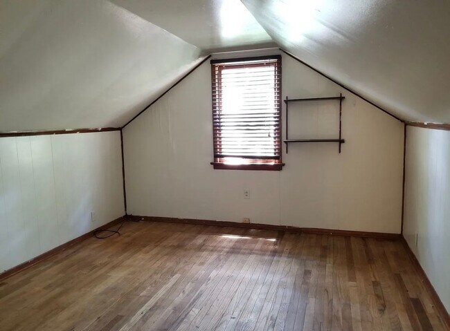 Building Photo - 4BR 2BA - Walk to campus!
