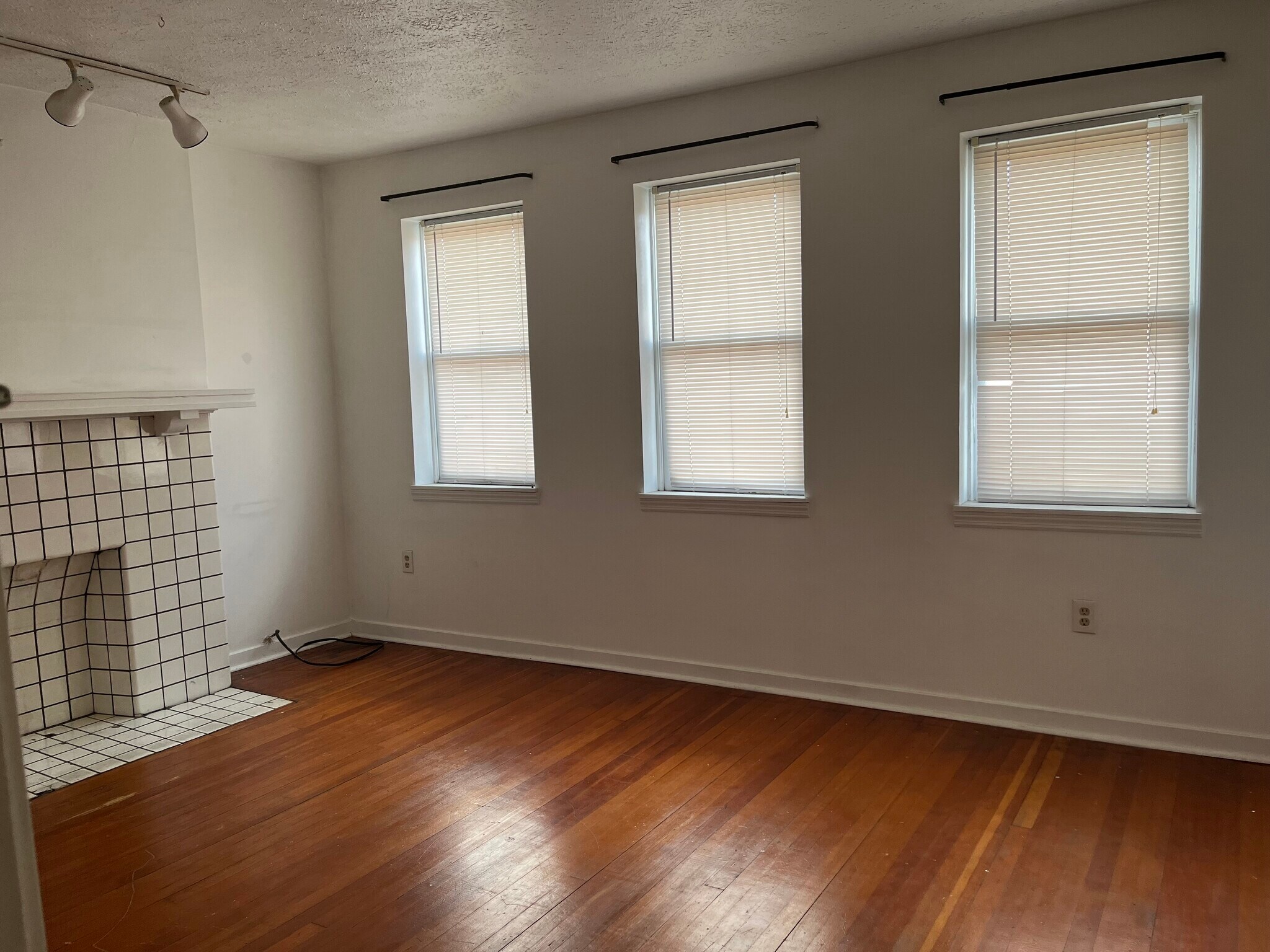 Building Photo - 2328-2 E Carson St