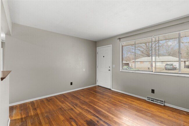 Building Photo - 1158 Reale Ave