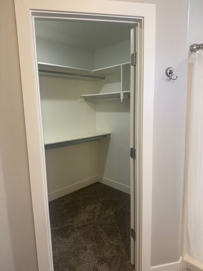 Building Photo - 3 Bedroom, 2.5 Bathroom