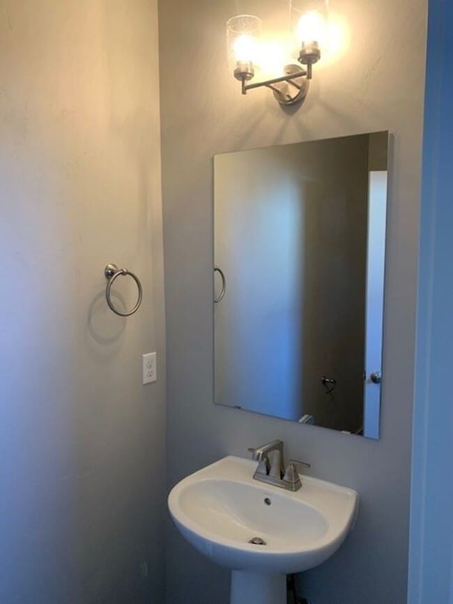 Building Photo - 3 Bed/2.5 Bath Pahlisch Home in NE Bend - ...
