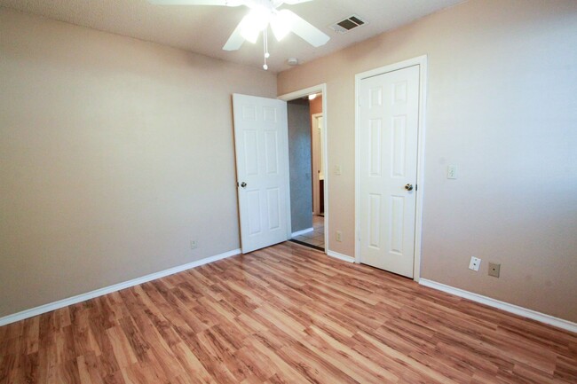 Building Photo - 3 Bedroom, 2 Bath Home in Pflugerville