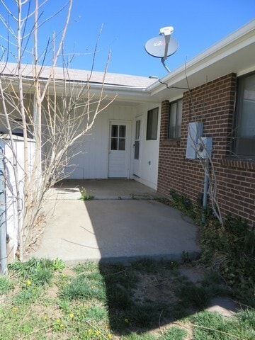 Building Photo - 3 bedroom Ranch Style Duplex backing to open space.