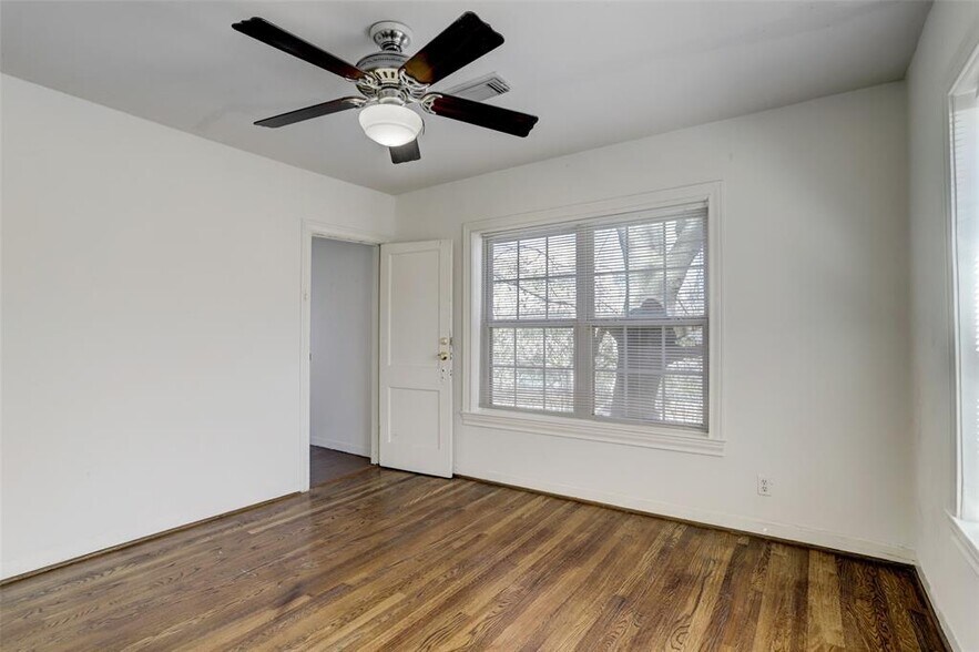 Building Photo - 2636 Greenbriar Dr