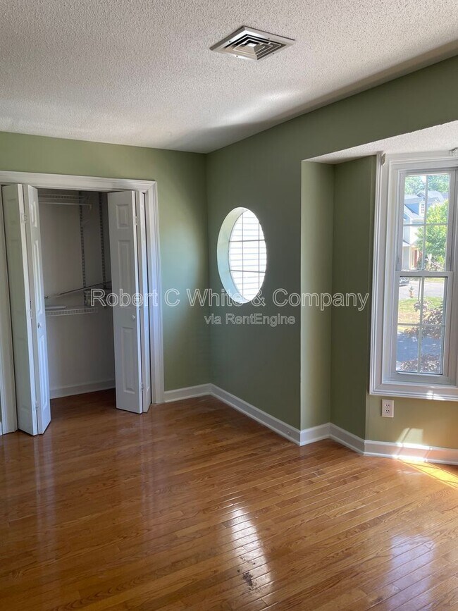 Building Photo - 402 Cambridge Cmns