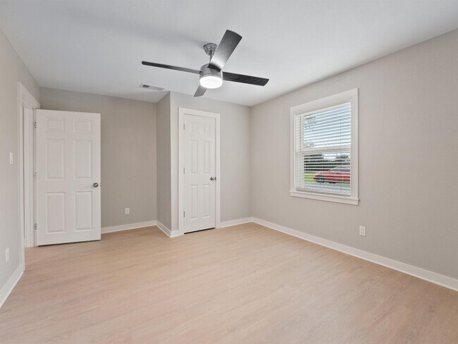 Building Photo - 421 S Interurban St