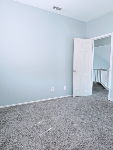 Building Photo - 6815 N Escena St