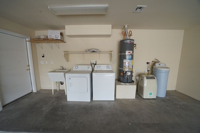 Building Photo - SHOWINGS AVAILABLE NOW