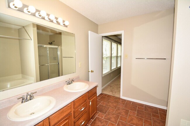 Building Photo - "Spacious 3-Bed Retreat in Fishers with El...