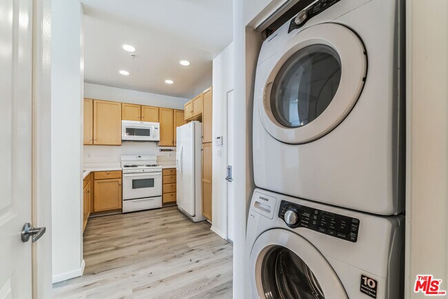 Building Photo - 6400 Crescent Prk E