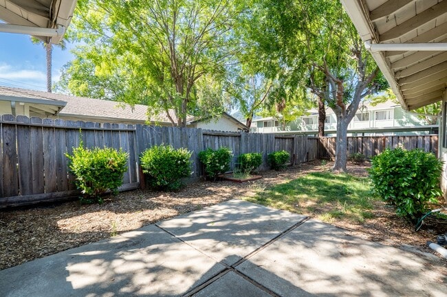 Building Photo - Cute 2 Bedroom Duplex in Great Morgan Hill...