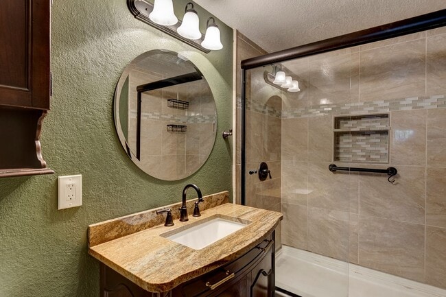 Building Photo - Charming 2-Bedroom Home with Bonus Room Ne...