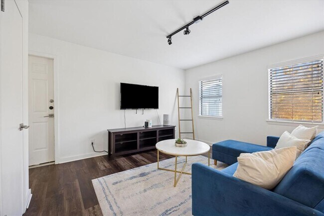 Building Photo - 604 Pressler St