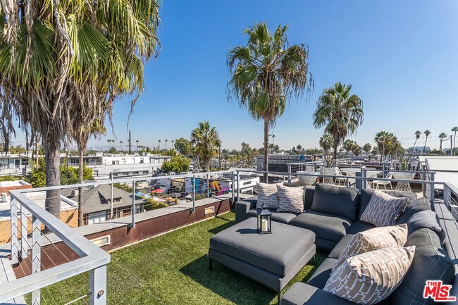 Primary Photo - 1212 Abbot Kinney Blvd