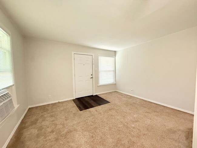 Building Photo - Adorable 2/1 Cottage near Downtown Lake Ja...
