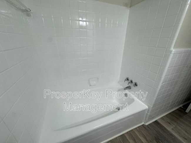 Building Photo - 323 Tennant Ave