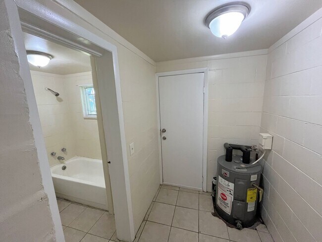 Building Photo - 1235 1/2 W Cypress St