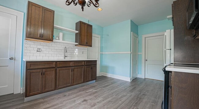 Building Photo - 240 Flax Hill Rd