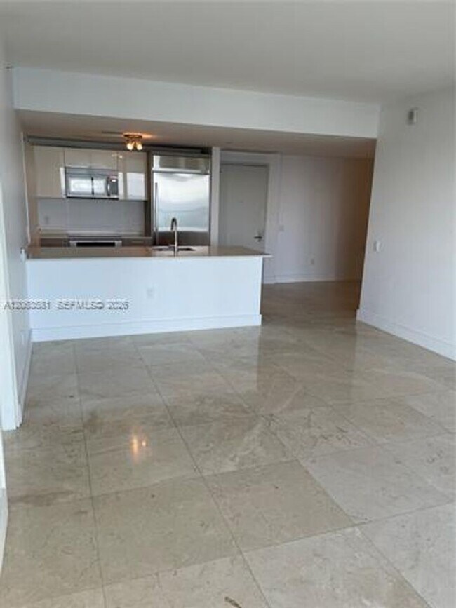 Building Photo - 1300 Brickell Bay Dr