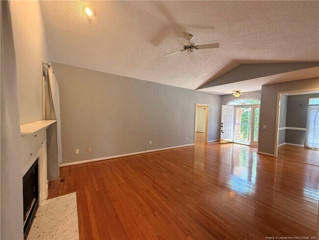 Building Photo - 995 Greenbriar Dr