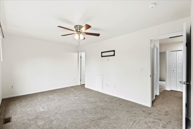 Building Photo - Charming 3-Level Townhome