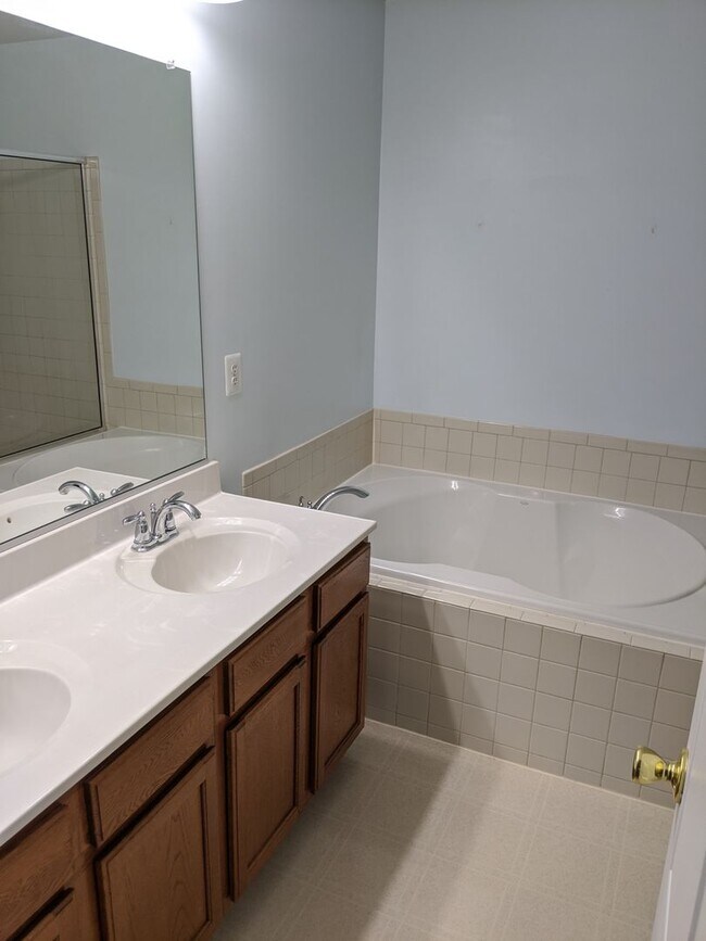 Building Photo - 3 Level townhouse in Frederick available e...