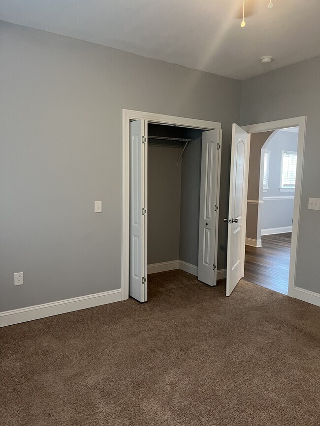 Building Photo - 2703 E Surrey Dr