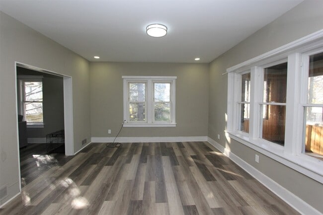 Building Photo - 12 George St