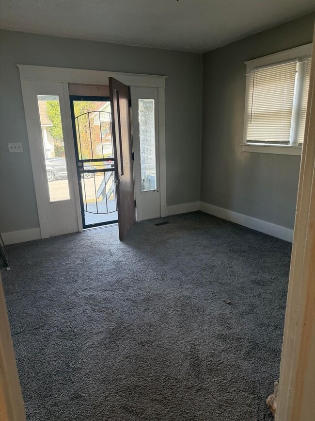 Building Photo - LEASING SPECIAL MOVE IN BY 1/1/2026 ** 1/2 price Security Deposit and 2nd month free