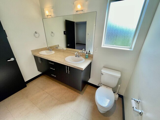 Building Photo - ** HALF MONTH'S FREE RENT **Modern 3bd/2.5...