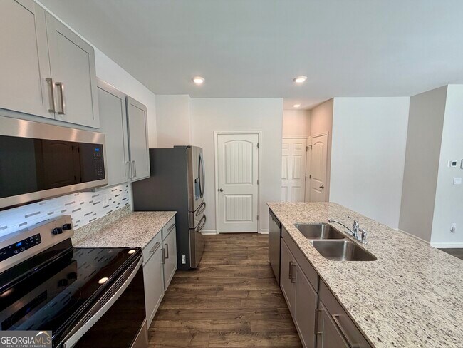 Building Photo - 8233 Bluewater Dr