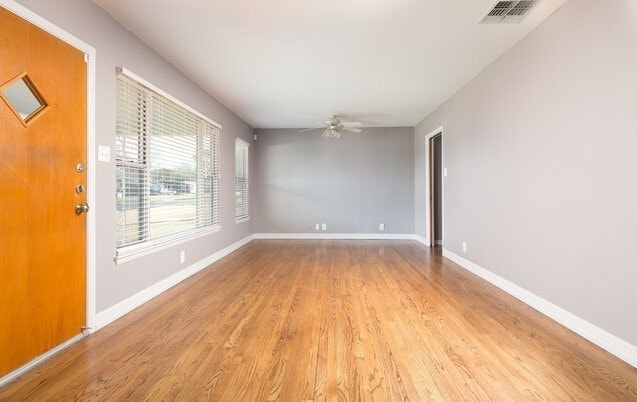 Building Photo - 303 Schmeltzer Ln