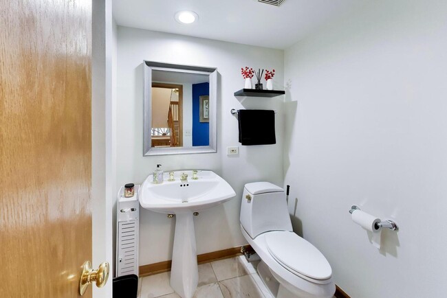 Building Photo - 943 W Essex Pl