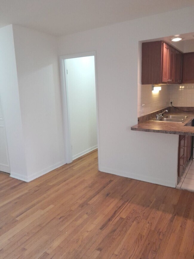 Building Photo - 540 W Roscoe St