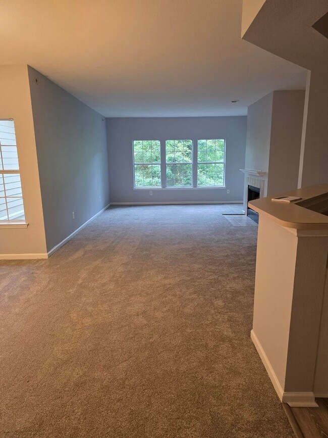 Building Photo - LEGENDS 3 Bedroom